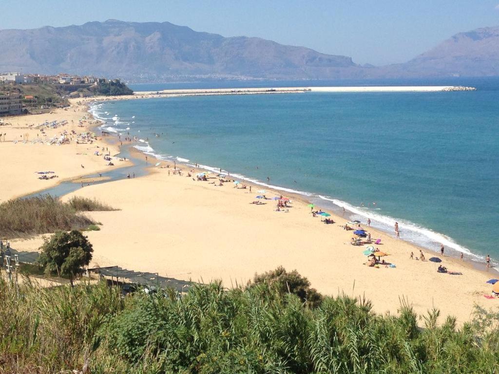 La Stanza Vicino Al Mare , Una Camera Da Letto E Bagno Con Balcone Vista Mare Apartment Balestrate Luaran gambar