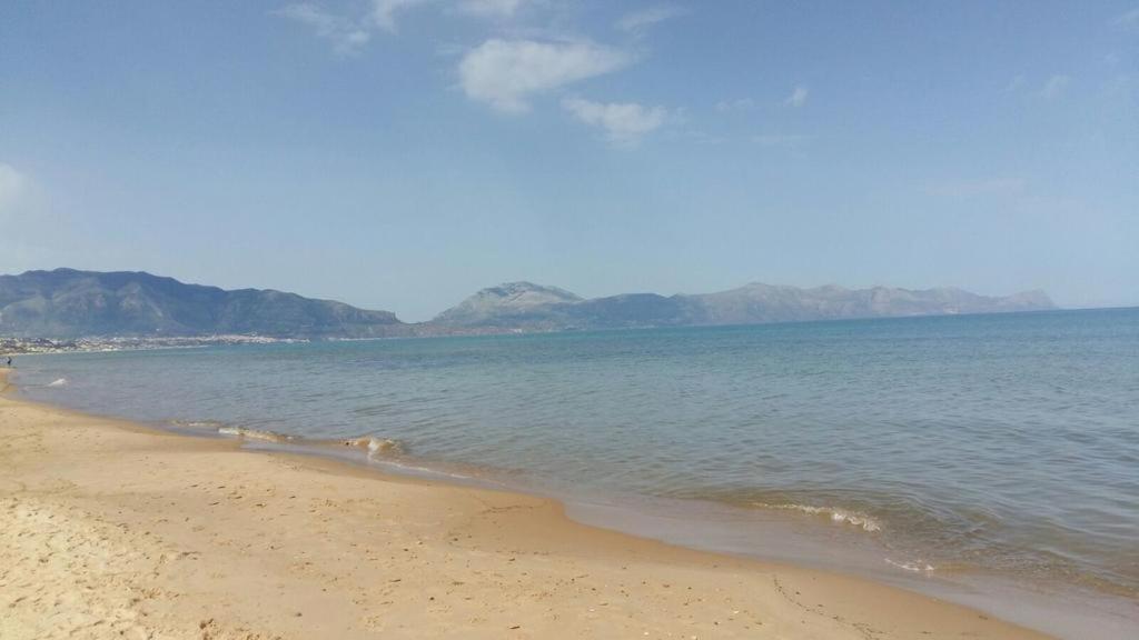La Stanza Vicino Al Mare , Una Camera Da Letto E Bagno Con Balcone Vista Mare Apartment Balestrate Luaran gambar