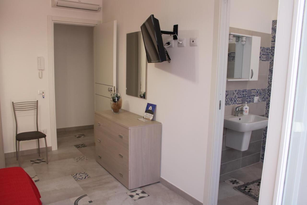 La Stanza Vicino Al Mare , Una Camera Da Letto E Bagno Con Balcone Vista Mare Apartment Balestrate Luaran gambar